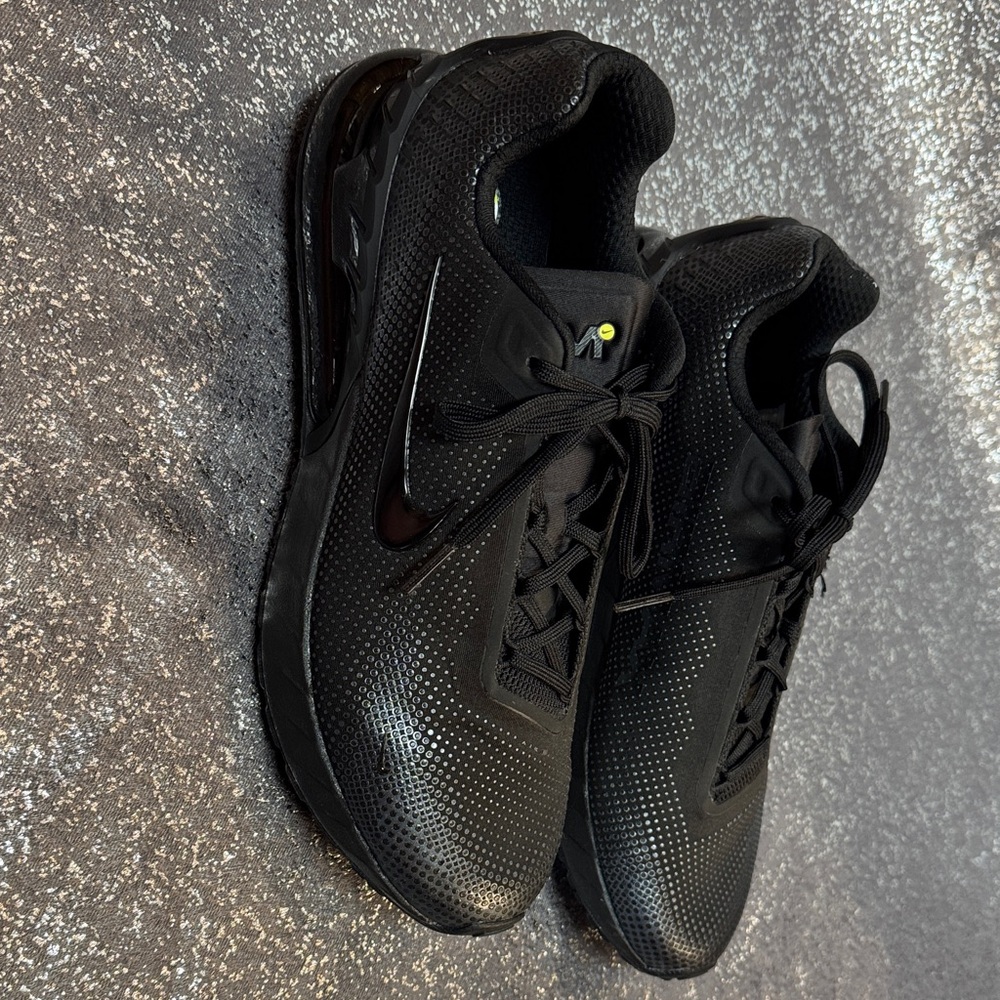 Nike Men’s Black Athletic Sneakers with Subtle Reflective Accents